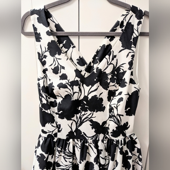 ELLE, Floral fit and flare Dress. Size 8. - Picture 4 of 11